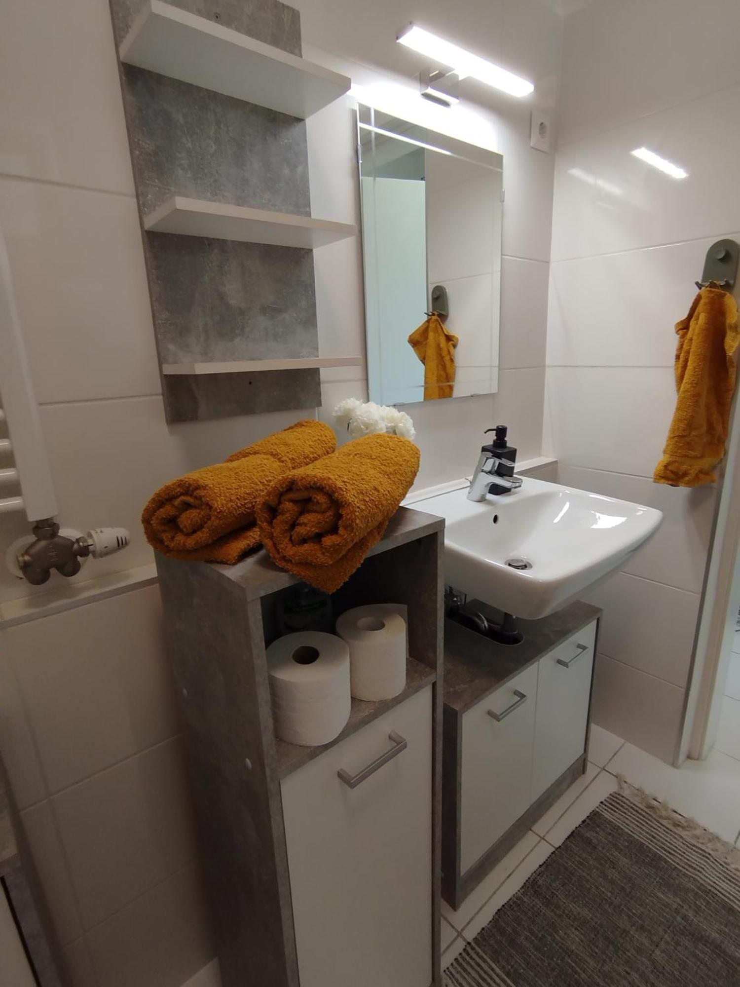 Duna Apartment, Freegarage, 2room, Smarttv,dishwasher,ac From July 4th *