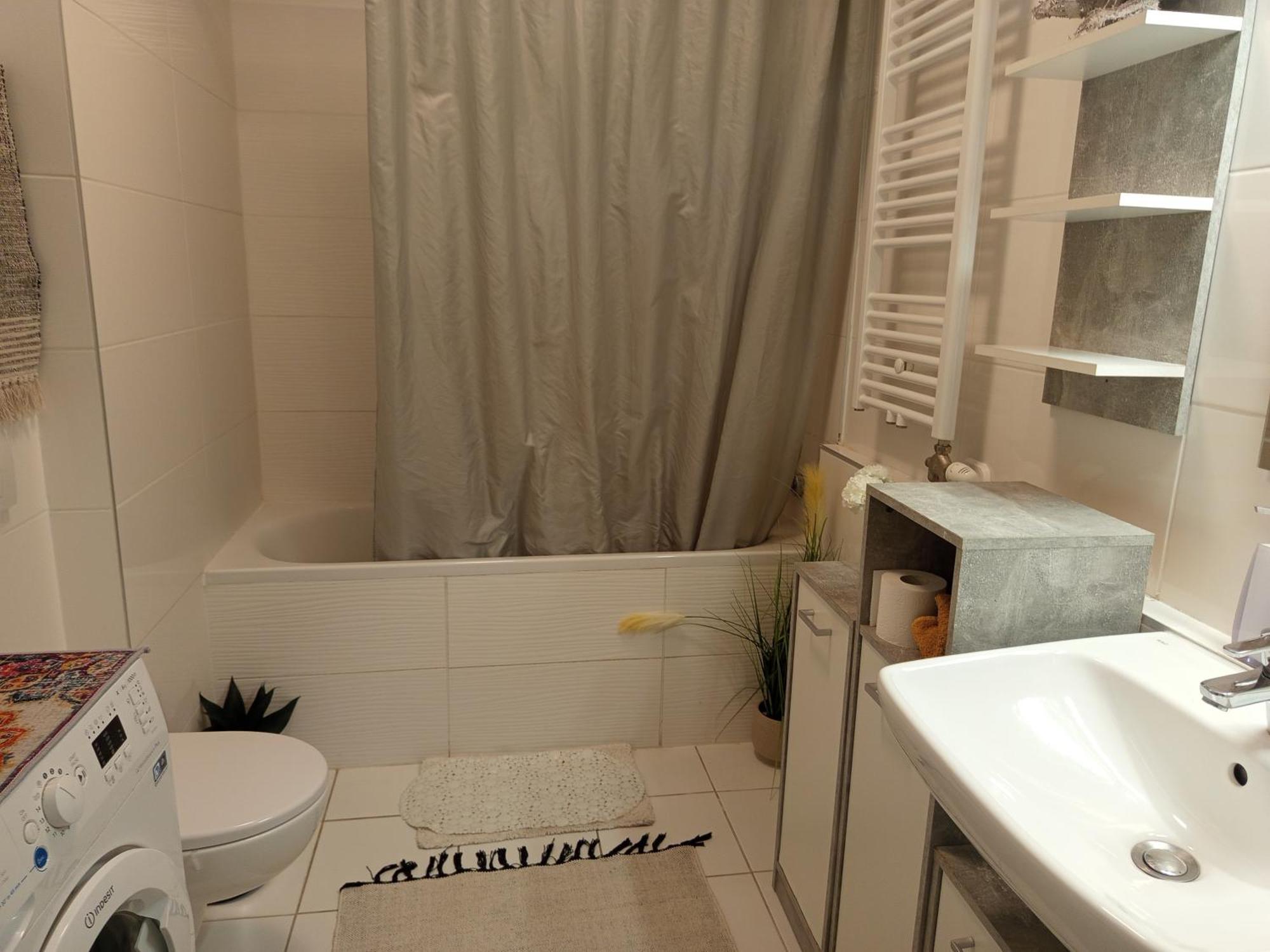Duna Apartment, Freegarage, 2room, Smarttv,dishwasher,ac From July 4th * Budapest